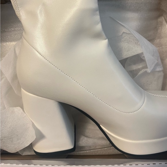 WHITE BOOTS - Picture 3 of 5